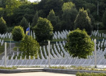 Skandalozno: Ko u Covid-bolnici u Beogradu dijeli knjige u kojima se negira genocid u Srebrenici