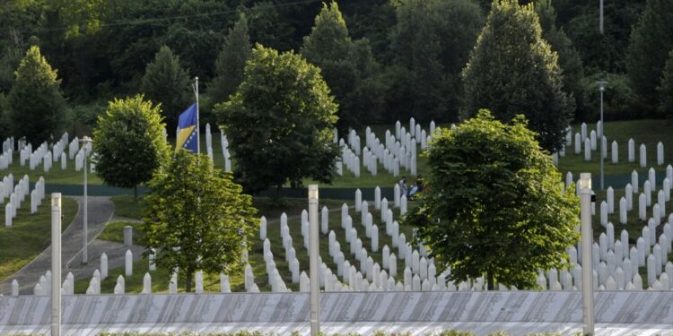 Skandalozno: Ko u Covid-bolnici u Beogradu dijeli knjige u kojima se negira genocid u Srebrenici