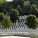 Skandalozno: Ko u Covid-bolnici u Beogradu dijeli knjige u kojima se negira genocid u Srebrenici