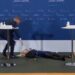 (VIDEO) PREDSTAVNICA AGENCIJE ZA LIJEKOVE SRUŠILA SE NA KONFERENCIJI O PRESTANKU VAKCINACIJE ‘ASTRAZENECOM’