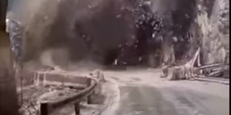 (VIDEO) Rožaje: “Neće mnogo pasti”: Peh prilikom miniranja brda na putu Rožaje – Špiljani, odron blokirao put