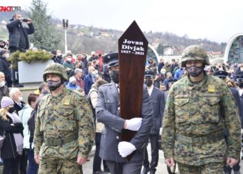 General Jovan Divjak na posljednji počinak ispraćen uz pjesmu “Bella ciao”
