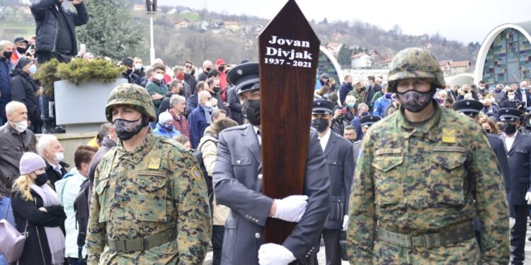 General Jovan Divjak na posljednji počinak ispraćen uz pjesmu “Bella ciao”