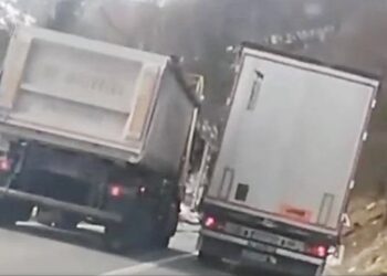 (VIDEO) Pogledajte kako kamion PREKO PUNE prelazi drugog teretnjaka!