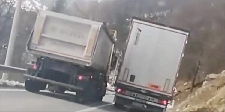 (VIDEO) Pogledajte kako kamion PREKO PUNE prelazi drugog teretnjaka!