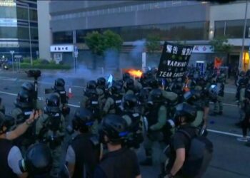 (VIDEO) Švicarska policija gumenim mecima i suzavcem na demonstrante