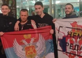RAVNOGORSKI PIR NA AERODROMU U POGORICI: Liješević ogrnut zastavom Srbije