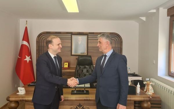 Predsjednik SDA Sandžaka dr. Sulejman Ugljanin sa saradnicima  je uzvratio posjetu Generalnom konzulatu Republike Turske u Novom Pazaru NJ.E. Bašaru Bašolomu