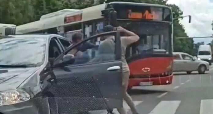 (VIDEO) OVO JE DNO DNA! POGLEDAJTE OVU SRAMOTU, BLOKIRALI SAOBRAĆAJ, IZAŠLI IZ KOLA PA SE BRUTALNO POTUKLI