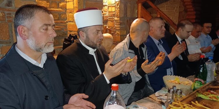 MEŠIHAT IZ SANDŽAKA ORGANIZOVAO IFTAR ZA SVOJE UPOŠLJENIKE IZ TUTINA