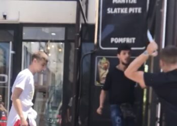 (VIDEO) TUČA U CENTRU NOVOG PAZARA! Muškarac uboden nožem