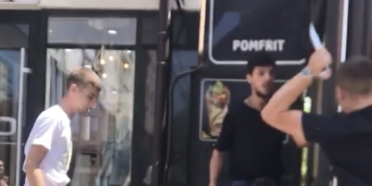 (VIDEO) TUČA U CENTRU NOVOG PAZARA! Muškarac uboden nožem
