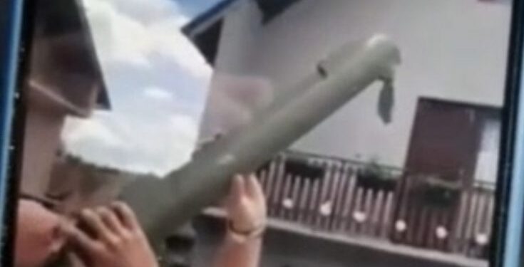 (VIDEO) Novi Pazar/Deževa: Pucali TROMBLONOM U JABUKU!