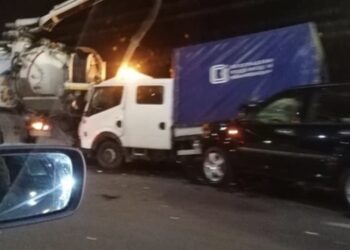 BEOGRAD: STRAVIČAN UDES NA MOSTU Sudarila se dva kamiona, a onda se u njih zakucao automobil, povrijeđeni MAJKA I DIJETE (FOTO)