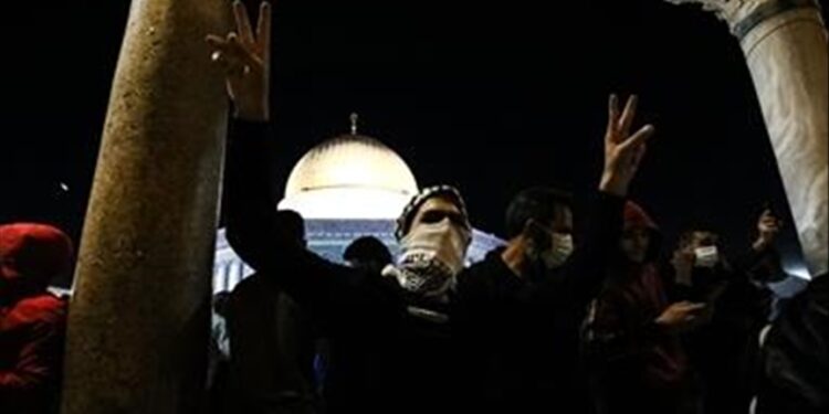 Nakon izraelskih napada: Hiljade Palestinaca na jutarnjoj molitvi u haremu Al-Akse