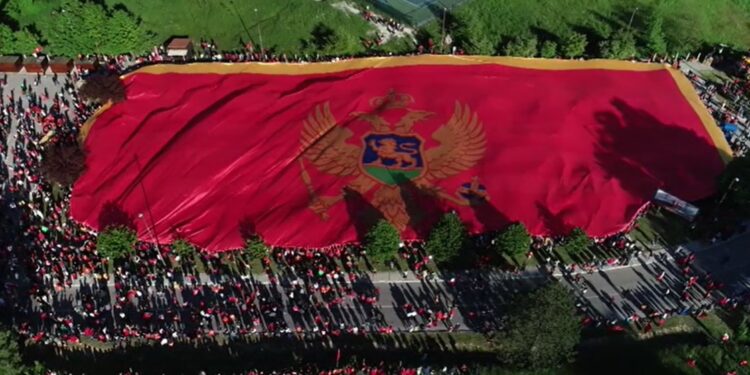 (VIDEO) Veličanstven prizor: Podignuta najveća crnogorska zastava