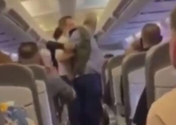 (VIDEO) Haos u avionu: Potukli se putnici na letu Priština – Bazel