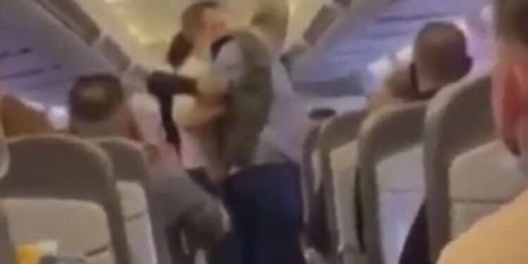 (VIDEO) Haos u avionu: Potukli se putnici na letu Priština – Bazel