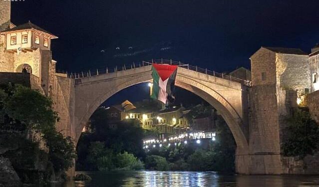 Mostarci uprkos protivljenju gradonačelnika veliku zastavu Palestine okačili na Stari most