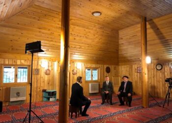 (VIDEO) HAFIZ HALIL MEHTIĆ KROZ SUZE: PRIJE SU SE LJUDI BOJALI BITI NA FUKCIJI, JER NISU ŽELJELI BITI SLUGE, A DANAŠNJI HOĆE DA MI NJIMA SLUŽIMO
