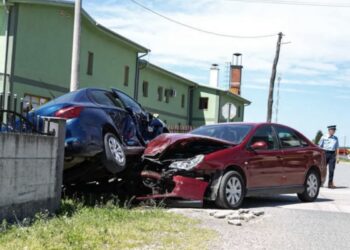 STRAVIČNA NESREĆA: Vatrogasci izvlačili majku i dijete iz auta
