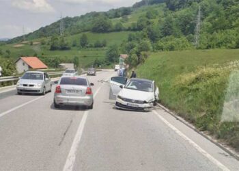 TEŠKA SAOBRAĆAJNA NESREĆA NA M-17: OD SILINE UDARA CADDY ZAVRŠIO NA BOKU