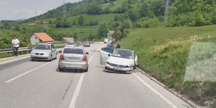 TEŠKA SAOBRAĆAJNA NESREĆA NA M-17: OD SILINE UDARA CADDY ZAVRŠIO NA BOKU