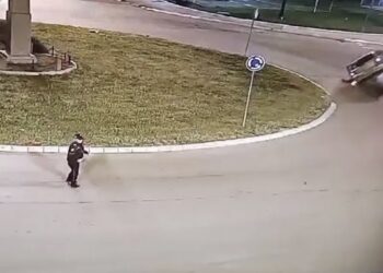UŽAS- VUKAO POLICAJCA KOLIMA: Dao gas i skoro se prevrnuo, isplivao ŠOK snimak… (foto i video)