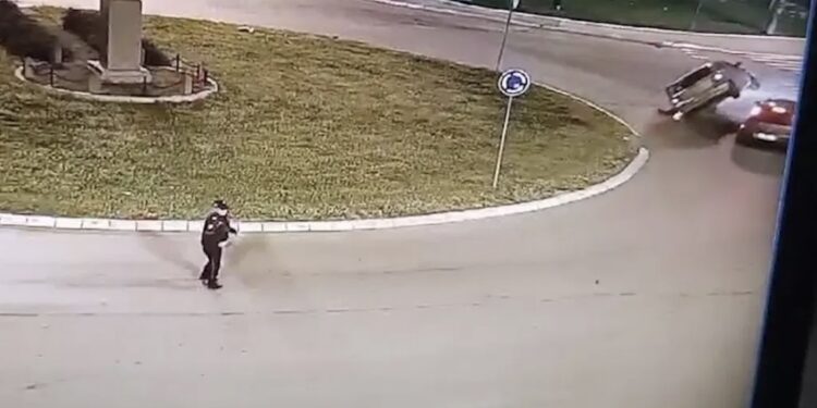 UŽAS- VUKAO POLICAJCA KOLIMA: Dao gas i skoro se prevrnuo, isplivao ŠOK snimak… (foto i video)