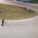 UŽAS- VUKAO POLICAJCA KOLIMA: Dao gas i skoro se prevrnuo, isplivao ŠOK snimak… (foto i video)