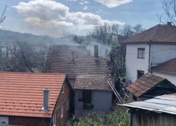 POŽAR U NOVOM PAZARU! Gori kuća u blizini vatrogasne