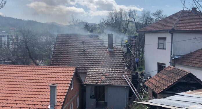POŽAR U NOVOM PAZARU! Gori kuća u blizini vatrogasne