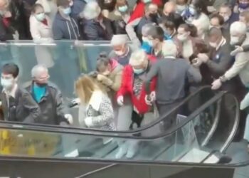 Haos u Ušću: Ljudi gaze jedni preko drugih zbog vakcine i vaučera od 3.000 dinara