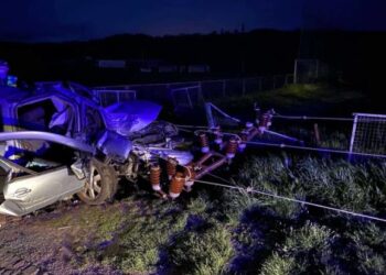 “Golf” se zakucao u dalekovod na Ibarskoj magistrali: Trojica mladića prebačeni u bolnicu, sjekli automobil da ih izvuku