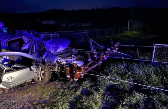 “Golf” se zakucao u dalekovod na Ibarskoj magistrali: Trojica mladića prebačeni u bolnicu, sjekli automobil da ih izvuku