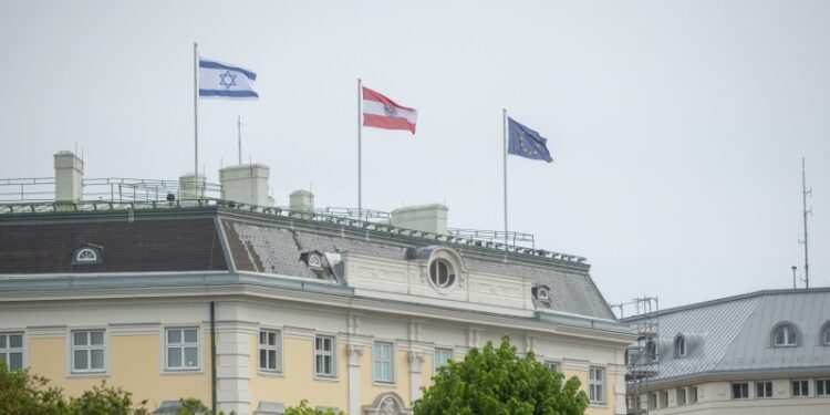 Kurz istakao zastavu Izraela na krovu zgrade u Beču u kojoj su njegove kancelarije