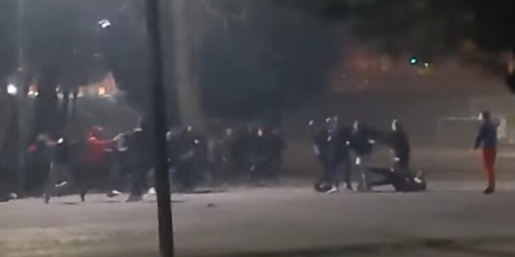 Novi Pazar: MASOVNA TUČA dvije grupe momaka na Rekreacionom centru!