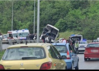 Autobus koji vozi na relaciji Beograd – Novi Pazar sletio sa puta, djevojke proletele kroz šoferšajbnu autobusa (Foto)