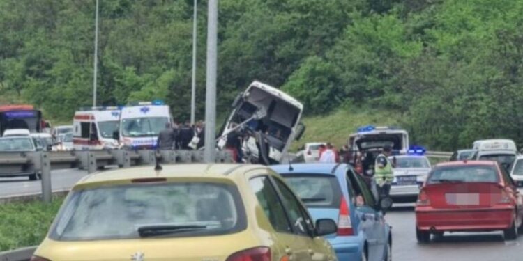 Autobus koji vozi na relaciji Beograd – Novi Pazar sletio sa puta, djevojke proletele kroz šoferšajbnu autobusa (Foto)
