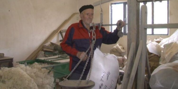 VUNU ČEŠLJA DUŽE OD POLA VIJEKA: Vunovlačar Šahin Jašarević (88) čuva od zaborava jedan od najstarijih zanata