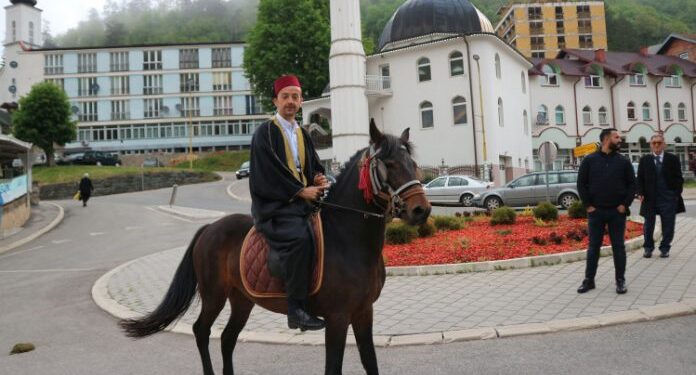 PRVI POSLIJERATNI SREBRENIČKI MUJEZIN U NARODNOJ NOŠNJI DOJAHAO NA BAJRAM NAMAZ