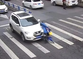 UZNEMIRUJUĆI VIDEO iz Sandžaka: Automobil pokosio pješaka i odbacio ga nekoliko metara