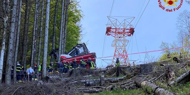 Italija: Najmanje 13 osoba poginulo u padu žičare