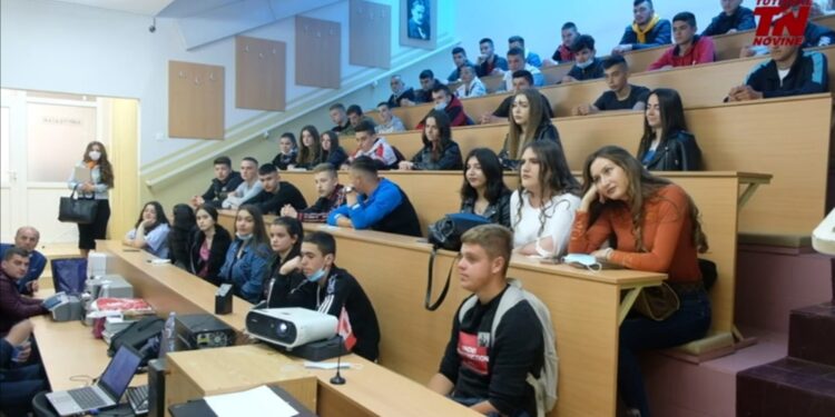 (VIDEO) Tutinskim srednjoškolcima održano predavanje o bezbjednosti u saobraćaju