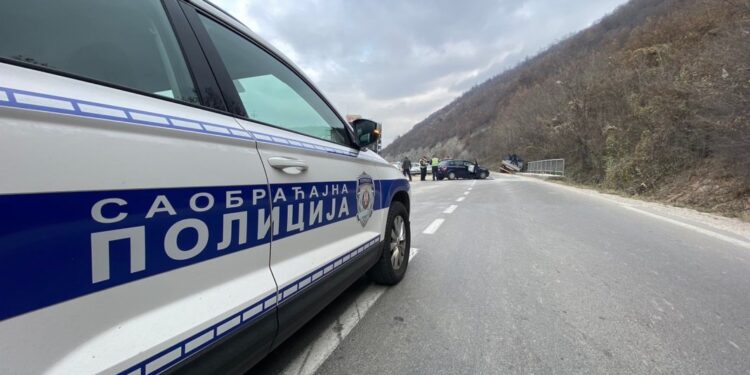 SAOBRAĆAJKA KOD RAŠKE! Suvozač umro na licu mesta, tri osobe povređene