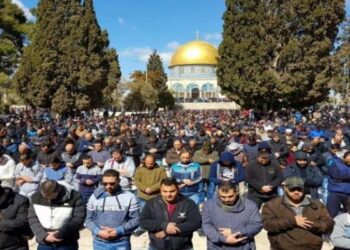 (VIDEO) JERUSALEM: Više od 100.000 Palestinaca klanjalo bajram- namaz u kompleksu Al- Aksa džamije…