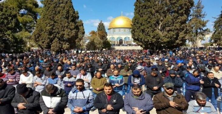 (VIDEO) JERUSALEM: Više od 100.000 Palestinaca klanjalo bajram- namaz u kompleksu Al- Aksa džamije…
