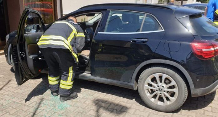 BEBA OSTALA ZAKLJUČANA U MERCEDESU! VATROGASCI SLOMILI STAKLO I IZVUKLI JE
