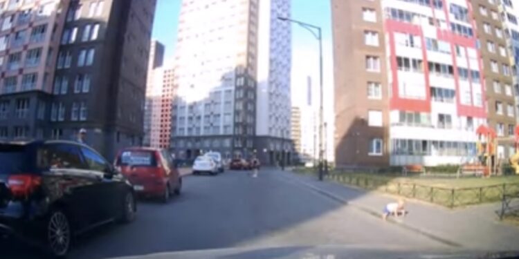 (VIDEO) Beba ispuzala na prometnu ulicu, kamera sve snimila