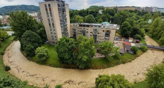 TUZLA: JAK PLJUSAK POPLAVIO AUTOMOBILE, PODRUME ZGRADA I PREKINUO PUTNU KOMUNIKACIJU